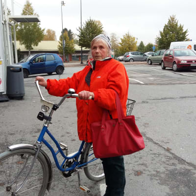 Invånare i Nakkila utanför butiken.