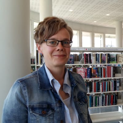 Författaren Johanna Boholm på Mariehamns bibliotek.