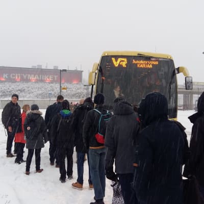 Tågresenärer köar till buss i Kyrkslätt.