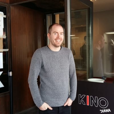 Henry Erkkilä utanför nyöppnade Kino Diana i Åbo.