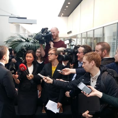 Journalister intervjuar åklagare i Egentliga Finlands tingsrätt. 