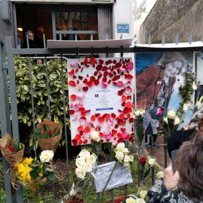 Blommor lades ned framför den mördade kvinnans bostad.