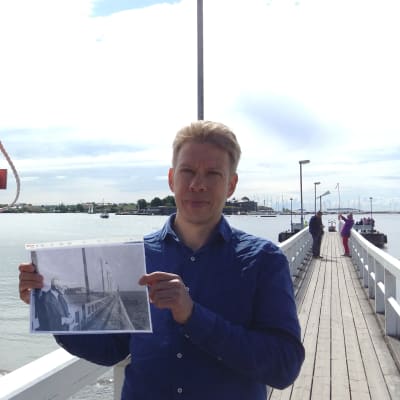 Fredrik Hertzberg förevisar ett foto taget av Gunnar Björling i Brunnsparken i Helsingfors.