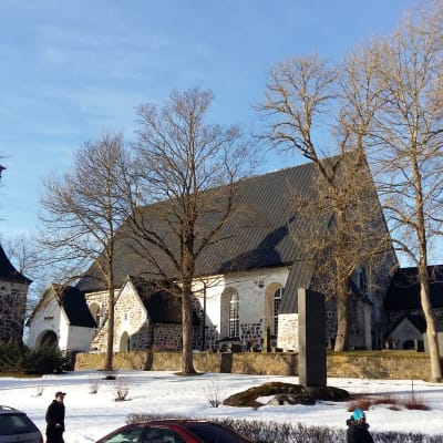 pargas kyrka i klart vinterväder