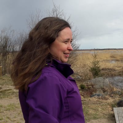 Camilla Juthbacka tittar ut över Nykarleby älv vid Djupsten halvön
