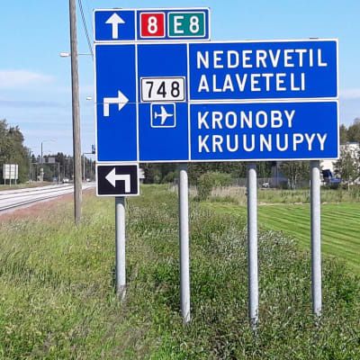 Trafikmärke i Kronoby vid riksväg 8.