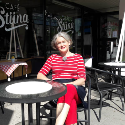 Tiina Suni utanför Café Stiina i Karleby.