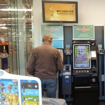 Två män spelar i en R-kiosk.