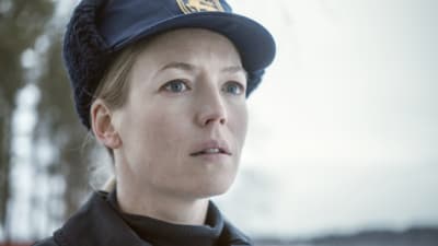 Linda Zilliacus som polisen Laura Nord i andra säsongen av Tjockare än vatten.