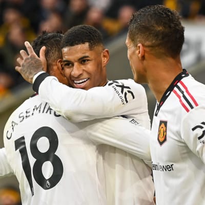 Marcus Rashford firar med lagkamrater.