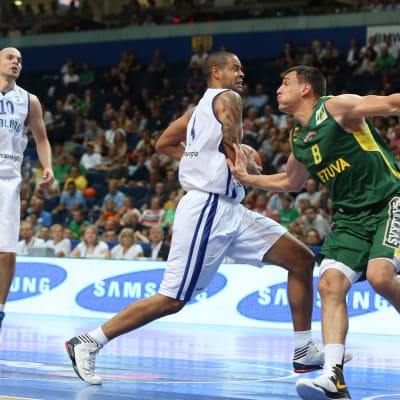 Gerald Lee Jr spelar basket mot Litauen
