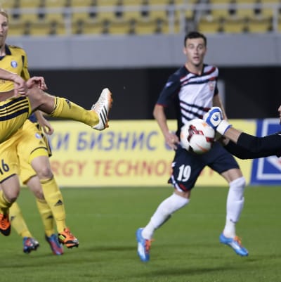 Teemu Tainio försöker göra mål mot FK Rabotnicki i Champions Leaguekvalet 2014