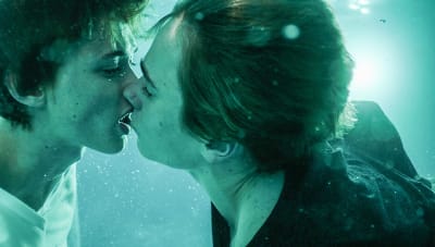 Två personer kysser varandra under vattet