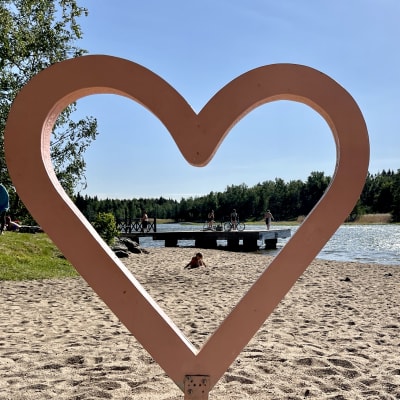 Ett hjärta på en sandstrand.