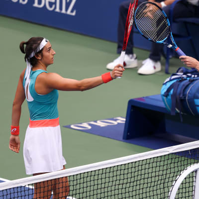 Caroline Garcia ja Karolina Pliskova tervehtivät ottelun jälkeen.
