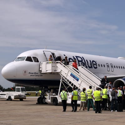 Det första passagerarflyget på mer än 50 år från USA till Kuba har landat, i Santa Clara på Kuba den 31 augusti 2016.