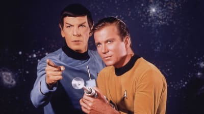 Kapteeni Kirk ja Spock Tähtilaivaston univormuissa taustanaan avaruusnäkymä