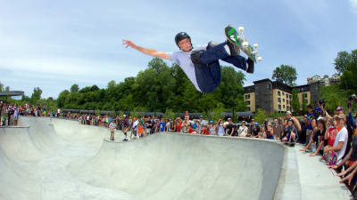 Tony Hawk hoppar med en skateboard.