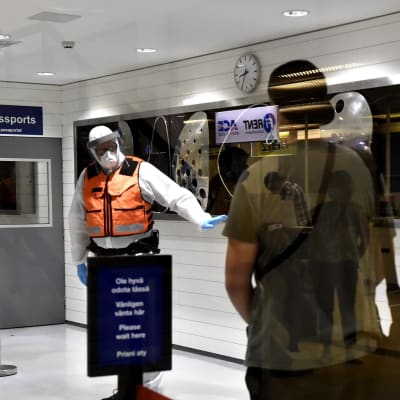 Resenärer som anländer från Skopje i Nordmakedonien på Helsingfors-Vanda flygplats.