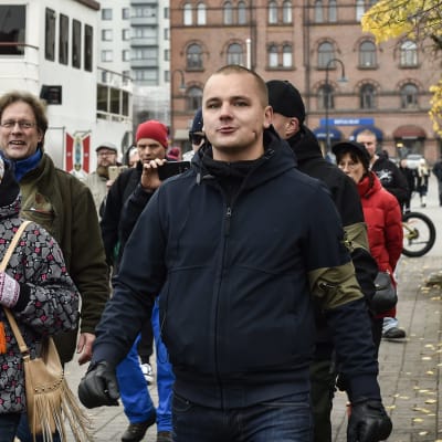 Jesse Torniainen deltar i en nynazistisk demonstration i Tammerfors.