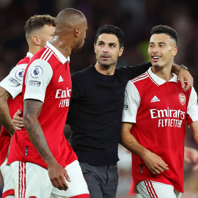 Arsenalin pelaajia kaulailemassa valmentaja Mikel Artetan kanssa.
