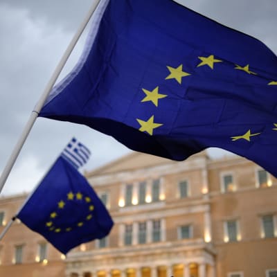 EU:s flagga utanför det grekiska parlamentet