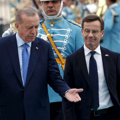  Turkiets president Recep Tayyip Erdoğan och Sveriges statsminister Ulf Kristersson inspekterar en militär hedersvakt under en välkomstceremoni i presidentpalatset i Ankara.