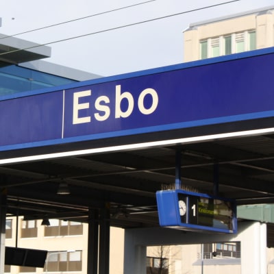 En skylt som markerar Esbo centrums tågstation.