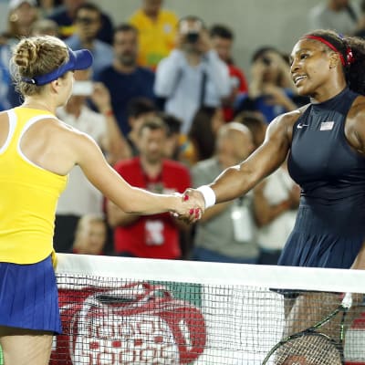 Serena Williams gratulerar Elina Svitolina efter matchen.