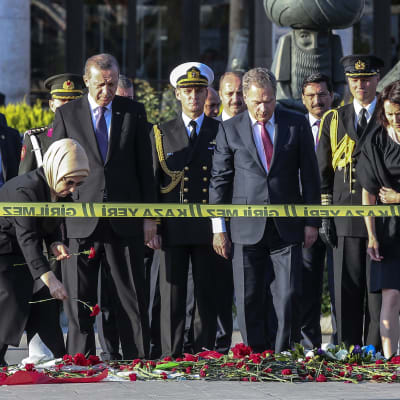 President Sauli Niiniistö med sin fru Jenni Haukio lägger en krans för offren i Ankara fyra dagar efter självmordsattackerna den 10  oktober
