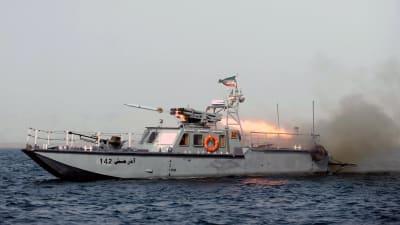 En stridsbåt som tillhör iranska revolutionsgardet avfyrar en raket under en övning år 2012.
