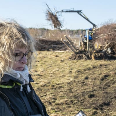 Limingan luontokeskuksen hoitaja Ulla Matturi rakenteilla olevan uuden luontopolun edessä.