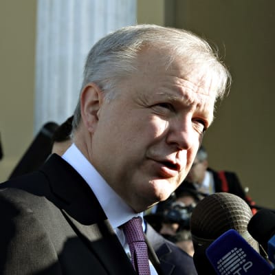 Olli Rehn median haastateltavana Kreikan Ateenassa 1. huhtikuuta 2014.