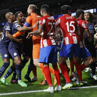 Tumult mellan spelare från Atletico Madrid och Manchester City.