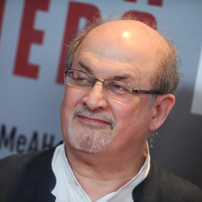 Författaren Salman Rushdie i närbild. 
