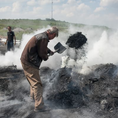 Proryska aktivister släcker brinnande däck utanför Slovjansk, Ukraina.