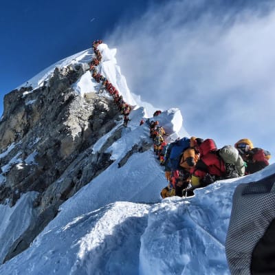 Kö på väg till toppen av Mount Everest den 22.5.2019