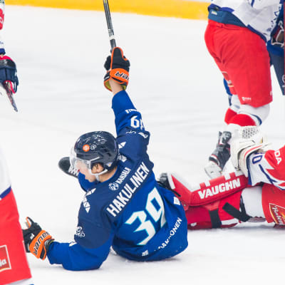Anrei Hakulinen ligger på isen och jublar, pucken finns bakom den tjeckiska målvakten Simon Hrubec.