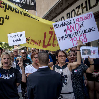 Demonstranter protesterar mot Tjeckiens premiärminister Andrej  Babiš under 50-årsdagen av den sovjetledda invasionen av Tjeckoslovakien.