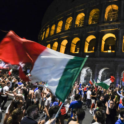 Italienska fans firar vid Colosseum.
