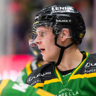 Ilves Arttu Ruotsalainen, iklädd grön speltröja.