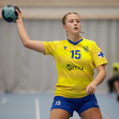 Maja Sannholm med bollen.