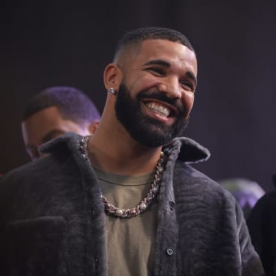 Drake puhuu lavalla Drake's Till Death Do Us Part rap-taistelun aikana 30. lokakuuta 2021 Long Beachissä, Kaliforniassa.