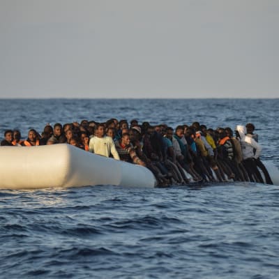 Flyktingar i gummibåt utanför Libyen i november 2016.