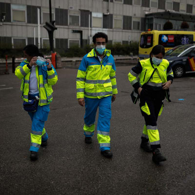 Ambulansläkare Navid Behzadi med två kollegor i Madrid