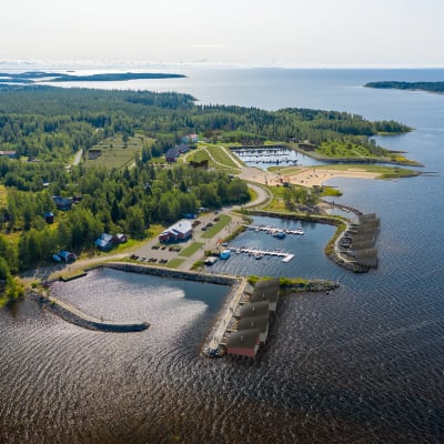 Simoniemestä ilmahavainnekuva, jossa näkyy veden päälle paalujen varaan rakennettuja mökkejä.