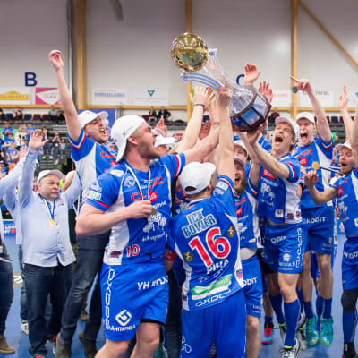 Classics spelare firar sitt fjärde raka FM-guld.