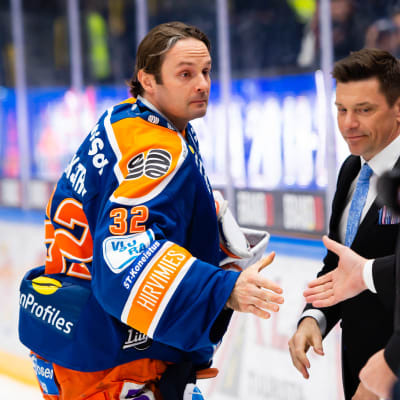 Niklas Bäckström hakemassa mitalia Tapparan paidassa pronssiottelun jälkeen.