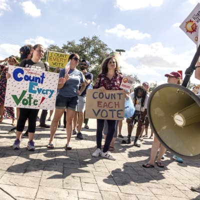 Demonstranter i Florida kräver omräkning av röster.