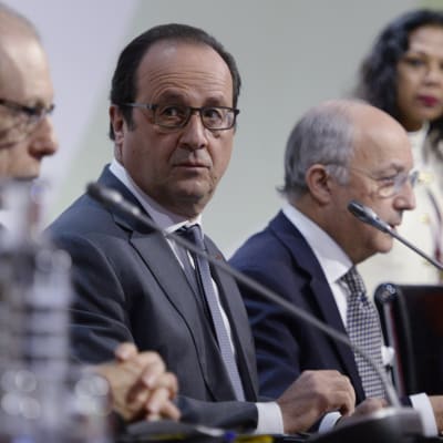 Frankrikes pesident Francois Hollande och utrikesminister Laurent Fabius vid klimatkonferensens avslutande presskonferens.